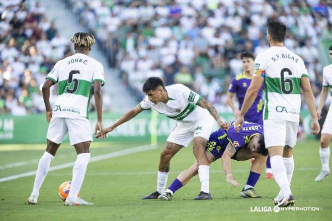 Lance del juego entre el Elche y el Málaga (Foto: LaLiga).
