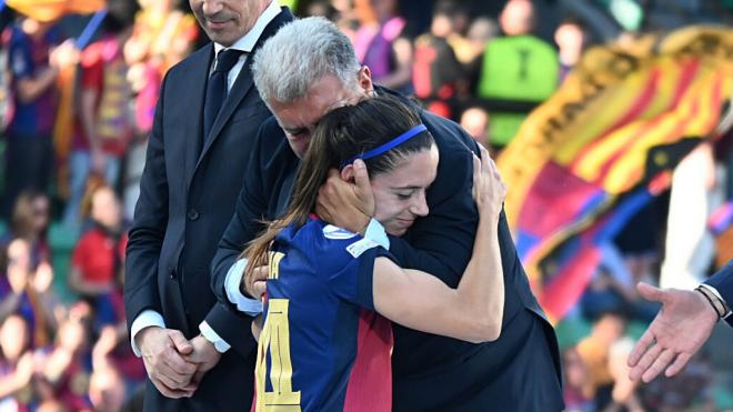 Joan Laporta abraza a Aitana Bonmatí tras perder la Champions (EFE)