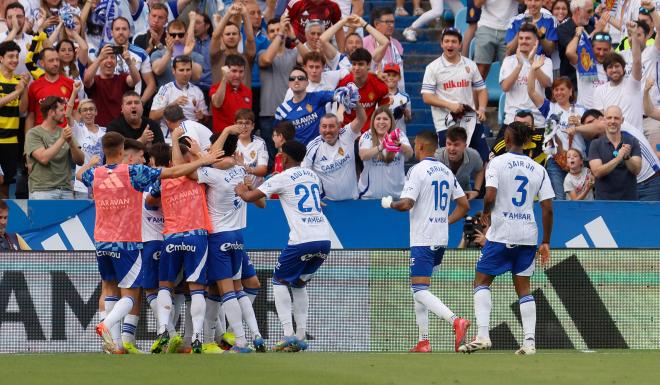 Los jugadores del Real Zaragoza celebran el gol del Dépor en propia (Foto: LaLiga).
