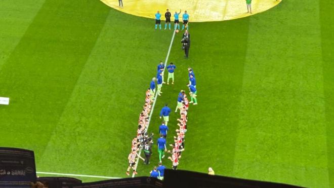 El Athletic realizó un pasillo al Barcelona con sonido de viento.