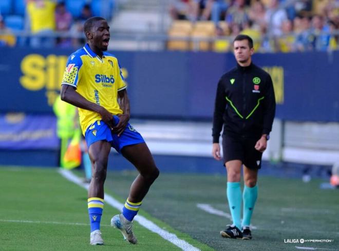 Polémica celebración de Moussa Diakité en la celebración del Cádiz (Foto: LaLiga).