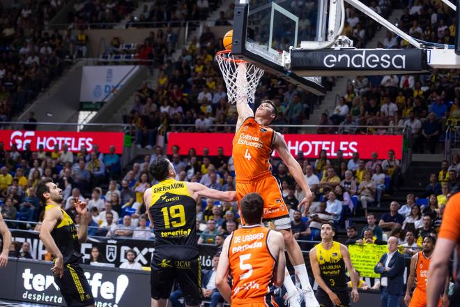 Victoria de prestigio del Valencia Basket en Tenerife para sellar la tercera plaza y mirar más arr