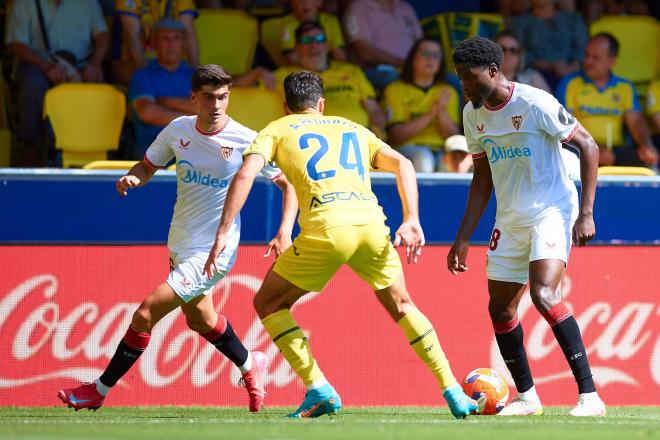 Juanlu y Agoumé, en el Villarreal-Sevilla (Foto: Cordon Press).