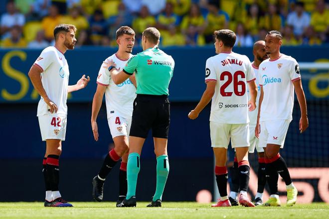 Alberola Rojas da explicaciones a Kike Salas en el Villarreal-Sevilla (Foto: Cordon Press).