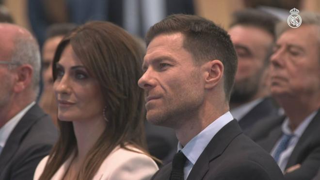 Xabi Alonso junto a su mujer en el acto de presentación con el Real Madrid (Foto: RM TV)