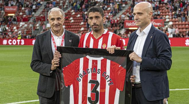 Cote se despide del Sporting junto a Joaquín Alonso y David Guerra (Foto: LALIGA).