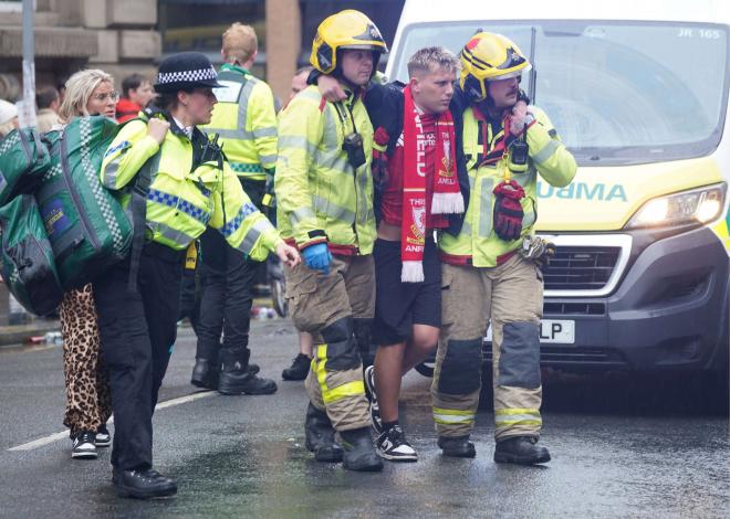 Las autoridades atienden a un aficionado del Liverpool (Foto: Cordon Press).