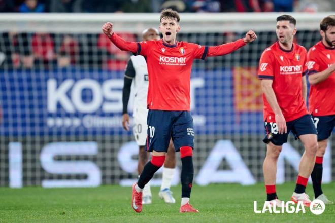 Aimar Oroz celebra uno de sus goles en el Osasuna-Valencia (Foto: LALIGA).