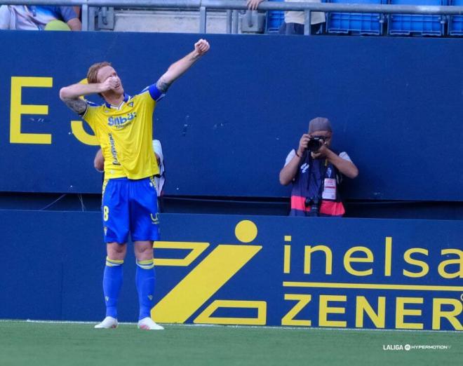 Álex Fernández celebra su gol en el Cádiz-Huesca (Foto: LALIGA).
