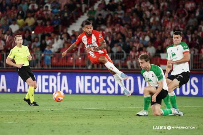 La defensa del Racing tapa un tiro de Luis Suárez en Almería (Foto: LALIGA).