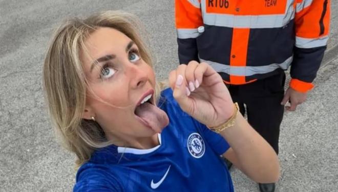 Bonnie Blue, modelo de Onlyfans, en la grada del Chelsea.