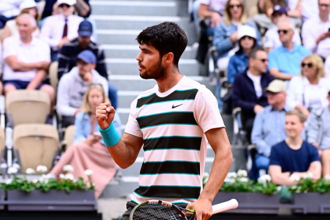 Carlos Alcaraz celebra un punto ante Zeppieri en Roland Garros (Foto: Cordon Press).