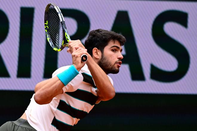 Carlos Alcaraz golpea la bola ante Zeppieri en Roland Garros (Foto: Cordon Press).