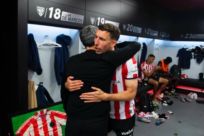 El abrazo de Valverde con Oscar de Marcos en su adiós en San Mamés (Foto: Athletic Club).