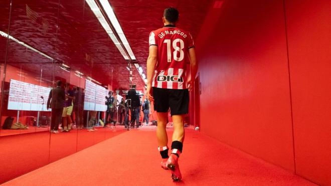 Oscar de Marcos camino de la ducha en su adiós en San Mamés (Foto: Athletic Club).