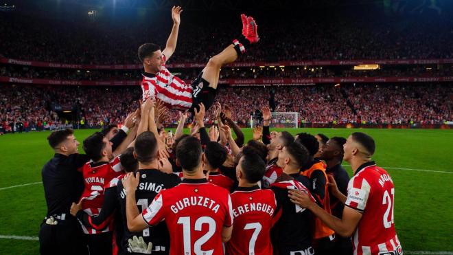 Oscar de Marcos es manteado en su adiós en San Mamés (Foto: Athletic Club).