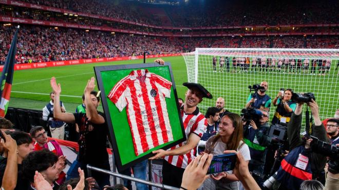 Oscar de Marcos es agasajado por la Grada de Animación en su adiós al fútbol en San Mamés (Foto: Athletic Club).