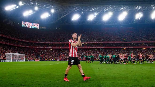 Oscar de Marcos se despide de la afición en San Mamés (Foto: Athletic Club).