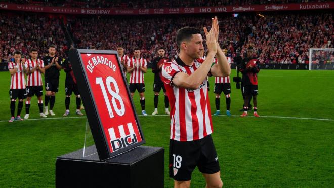 Oscar de Marcos es homenajeado en su adiós en San Mamés (Foto: Athletic Club).