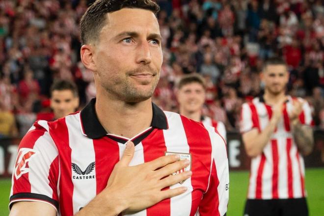Oscar de Marcos se despide de la afición en San Mamés (Foto: Athletic Club).