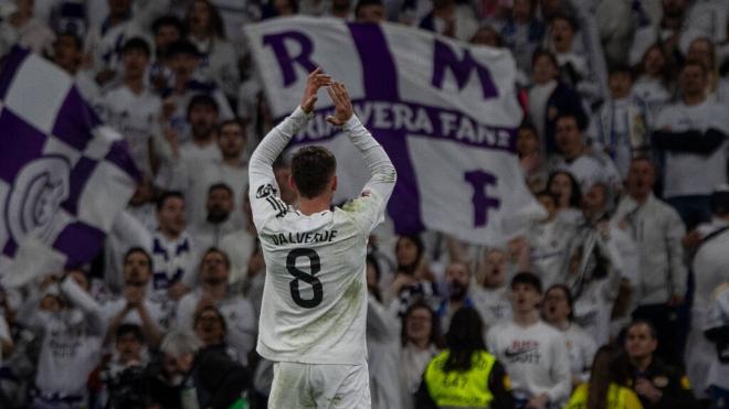 Fede Valverde aplaudiendo en el Santiago Bernabéu (Foto: Cordon Press)