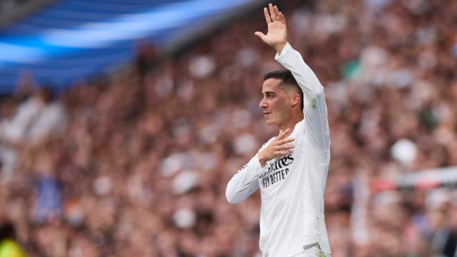 Lucas Vázquez despidiéndose del Santiago Bernabéu (Foto: Cordon Press)