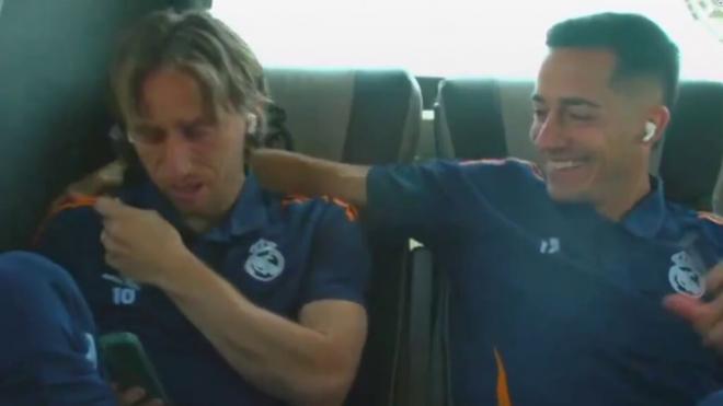 Luka Modric siendo consolado por Lucas Vázquez (Real Madrid TV)