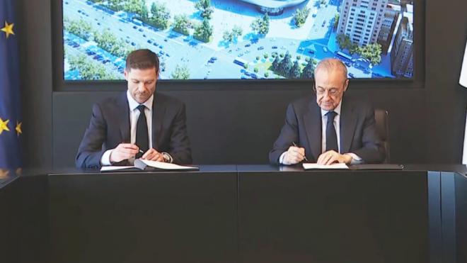 Xabi Alonso junto a Florentino Pérez (Real Madrid TV)