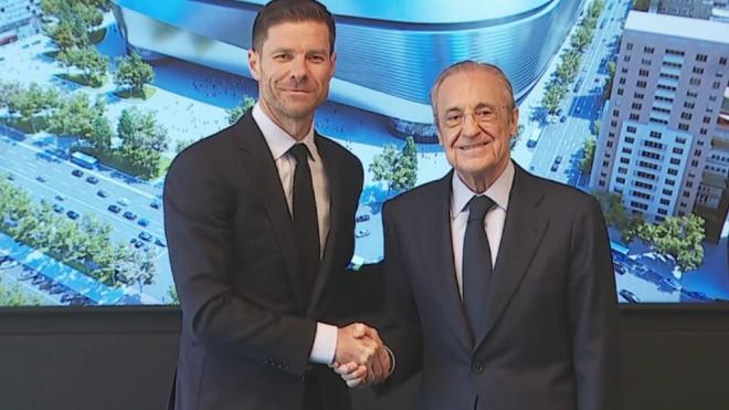 Xabi Alonso dándose la mano con Florentino Pérez (Real Madrid TV)