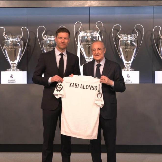 Xabi Alonso posa junto a Florentino Pérez (Foto: 'x' Madrid Xtra)