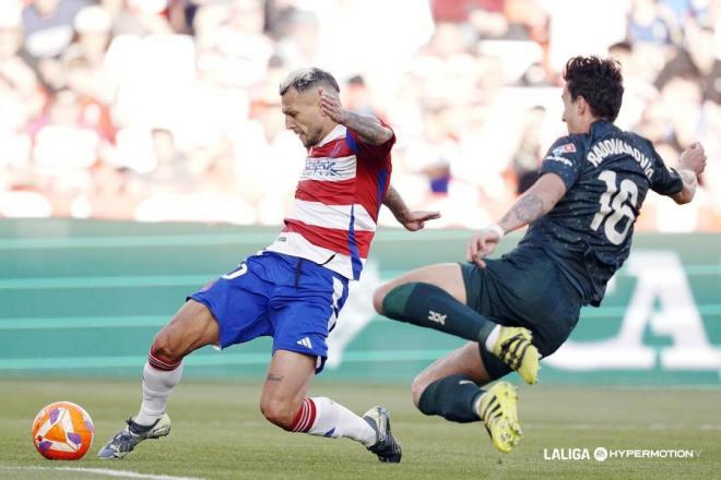 Stoichkov dispara a puerta en el Granada-Almería (Foto: LALIGA).