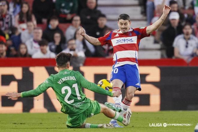 Unai Vencedor roba un balón a Sergio Ruiz en el Granada-Racing (Foto: LALIGA).
