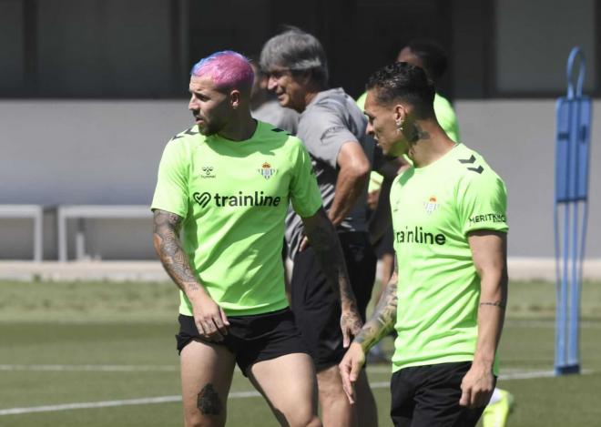 Aitor Ruibal, con el pelo teñido de azul y rosa (Foto: Kiko Hurtado).