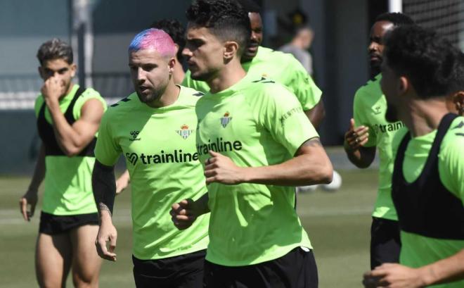 Aitor Ruibal, con el pelo teñido de azul y rosa (Foto: Kiko Hurtado).
