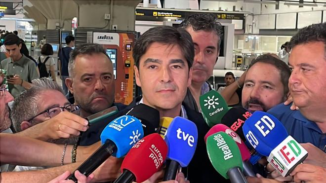 Ángel Haro, atendiendo a los medio de comunicación (Foto: Kiko Hurtado).