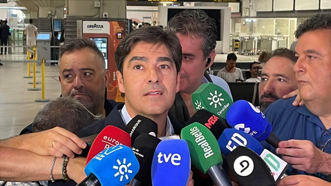 Ángel Haro, atendiendo a los medio de comunicación (Foto: Kiko Hurtado).