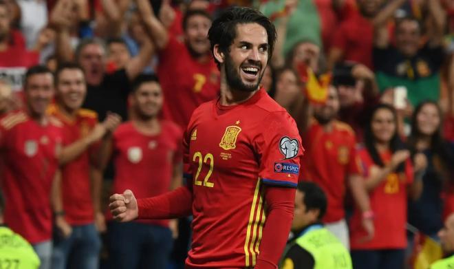 Isco Alarcón celebra un gol con la Selección Española.