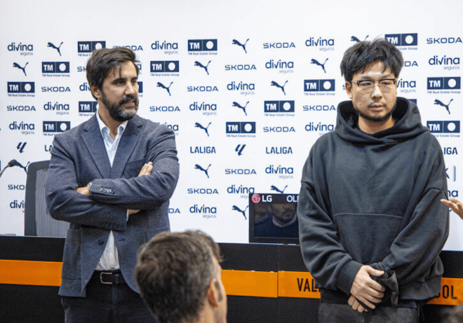 Javier Solís mira hacia Kiat Lim