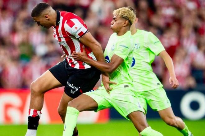 Maroan Sannadi pelea con Lamine Yamal en San Mamés (Foto: Athletic Club).