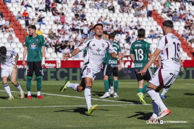 Nabil Touaizi celebra su gol en el Albacete-Racing de Ferrol (Foto: LALIGA).