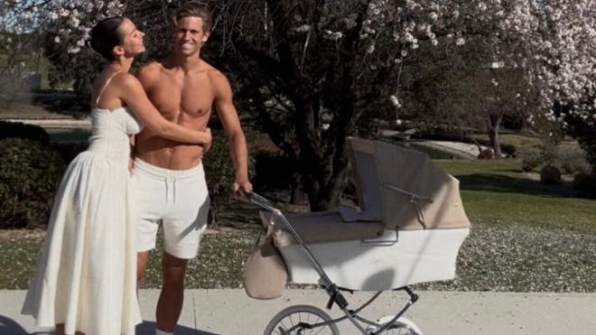 Paddy Noarbe y Marcos Llorente posando al aire libre con su hija en el carro (Foto: @paddy.8)