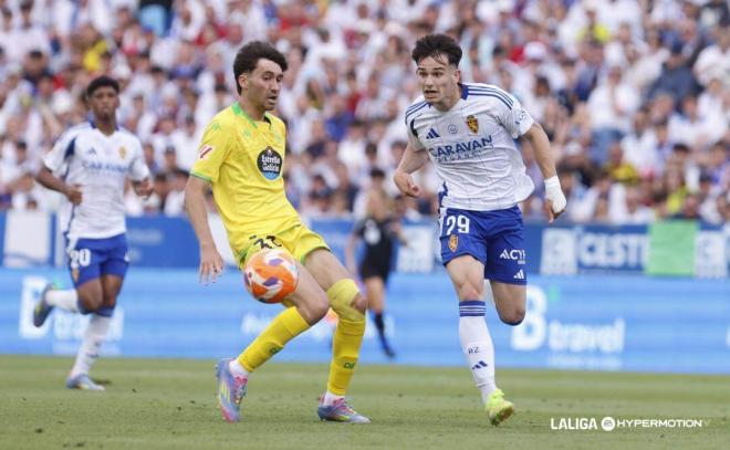 Pau Sans conduce el balón en el Zaragoza-Deportivo (Foto: LALIGA).