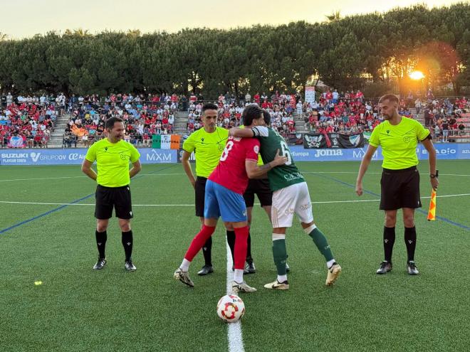 Saludo inicial entre los jugadores del Estepona y el Cacereño (Foto: CDE).