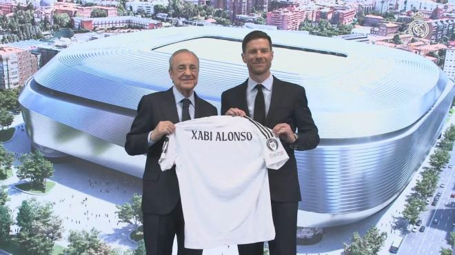 Xabi Alonso con Florentino Pérez mostrando las 15 Champions del Madrid (Fuente: RMTV)