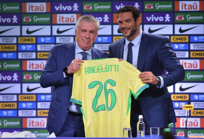 Ancelotti con la camiseta de la selección brasileña (Cordon Press)