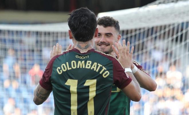 Álex Cardero saluda a Santiago Colombatto en el Tenerife-Real Oviedo (Foto: LALIGA).