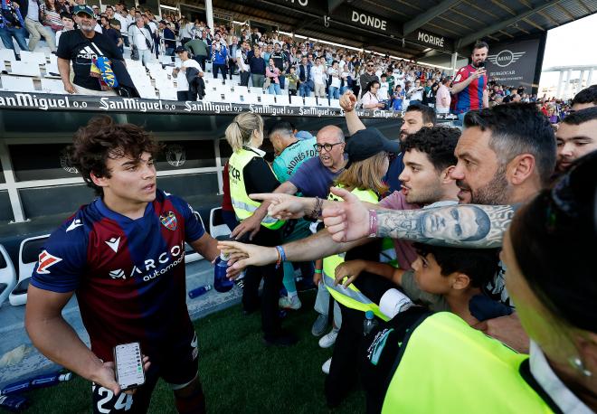 Carlos Álvarez recibe el cariño de la afición del Levante tras el ascenso (Foto: LALIGA).