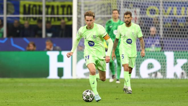 Frenkie de Jong conduce el balón durante el Inter-Barcelona de Champions (foto: Cordon Press).