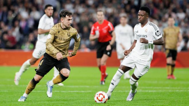 Martín Zubimendi en un partido contra el Real Madrid (Foto: Cordon Press)
