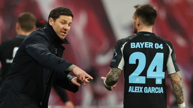 Xabi Alonso dando una charla a Aleix García (Cordon Press)